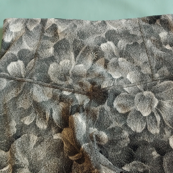 ATHLETA Elation Textured Tight Chakra Floral Black Sea salt - Picture 5 of 8